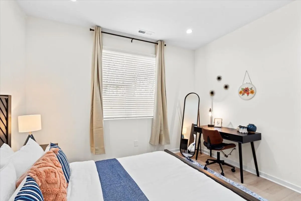 Elegant 3Br3.5Ba Modern Charlotte Townhouse Apartment