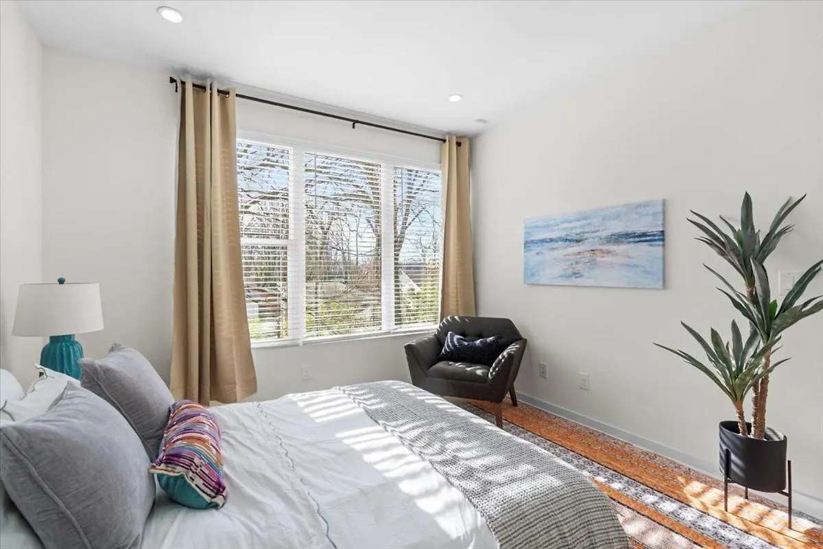 Elegant 3Br3.5Ba Modern Charlotte Townhouse Apartment