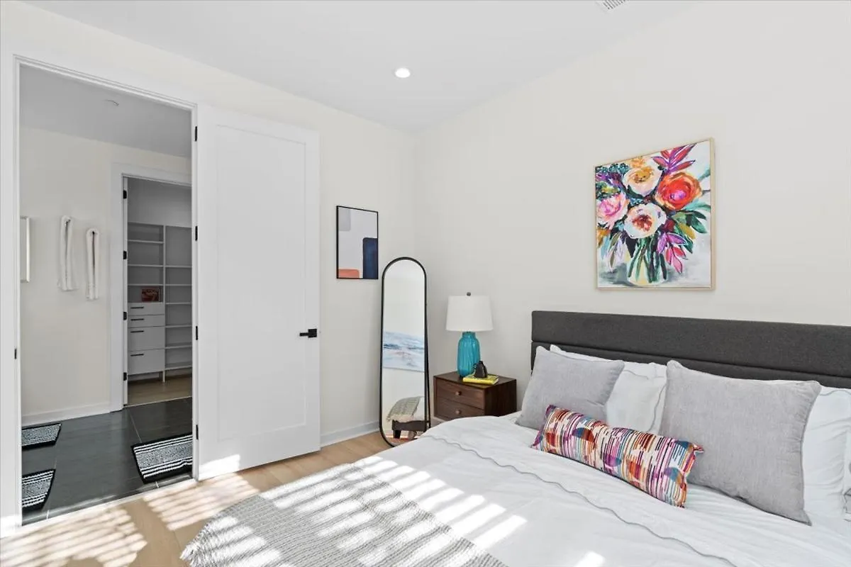 Elegant 3Br3.5Ba Modern Charlotte Townhouse Apartment
